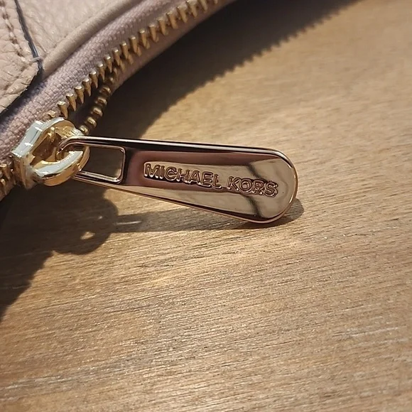 Michael Kors Beige Leather Shoulder Bag Gold Hardware 12.5x8 EUC - Picture 11 of 12